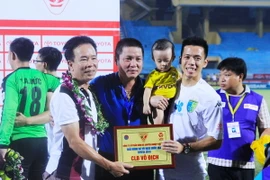 Huấn luyện viên Chu Đình Nghiêm (áo xanh) có cơ hội đoạt cú đúp danh hiệu ngay trong mùa cầm quân đầu tiên. Phía trước ông là hai trận chung kết Cúp quốc gia. (Ảnh: Hiếu Lương/Vietnam+)