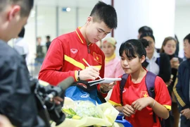 Duy Mạnh (áo đỏ) là một trong những cầu thủ Việt Nam được hâm mộ nhất hiện nay. (Ảnh: Hiếu Lương/Vietnam+)