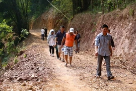 Đoàn khảo sát từ Hà Nội cùng lãnh đạo thôn Đồng Mậm kiểm tra con đường hôm 9/5. (Ảnh: Minh Chiến/Vietnam+)