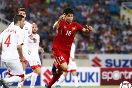 Công Phượng (áo đỏ) vẫn còn nhiều điều phải học hỏi nếu muốn bằng được Văn Quyết, Công Vinh. (Ảnh: Minh Chiến/Vietnam+)