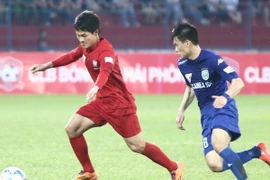 Hải Phòng (áo đỏ) đã không thể kéo dài mạch trận toàn thắng lên con số 8. (Ảnh: Minh Chiến/VIetnam+)