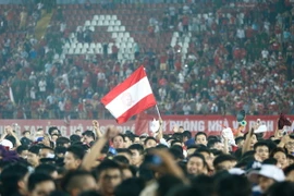 Hàng nghìn cổ động viên ào xuống sân mừng Hải Phòng giành Huy chương Bạc V-League. (Ảnh: Minh Chiến/Vietnam+)