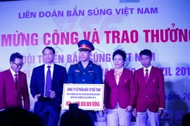 Xạ thủ Hoàng Xuân Vinh trong buổi lễ mừng công và trao thưởng hôm 23/8. (Ảnh: Minh Chiến/Vietnam+)