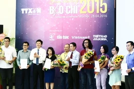 Các tác giả nhận giải A giải báo chí Thông tấn xã Việt Nam 2015. (Ảnh: Minh Chiến/Vietnam+)