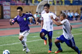 Quảng Nam (áo trắng) đã chơi hết sức nhưng ở đẳng cấp kém hơn Hà Nội T&T. (Ảnh: Minh Chiến/Vietnam+)