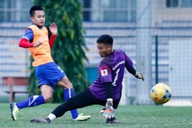 Nguyên Mạnh (số 1) dính chấn thương lật cổ chân trong buổi tập chiều 2/11. (Ảnh: Minh Chiến/Vietnam+)