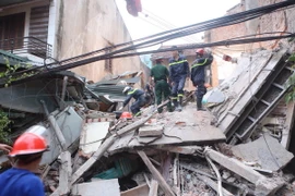 Hiện trường vụ sập nhà Cửa Bắc. (Ảnh: Minh Sơn/Vietnam+)