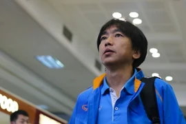 Huấn luyện viên Miura trở về Hà Nội sau vòng chung kêt giải U23 châu Á - giải đấu cuối cùng của U23 Việt Nam. (Ảnh: Minh Chiến/Vietnam+)