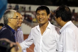 Hữu Thắng nhận lời chúc mừng từ các lãnh đạo Liên đoàn bóng đá Việt Nam.