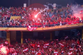 Một trong những hình ảnh đẹp nhất mà cổ động viên Hải Phòng mang tới trong “bữa tiệc pháo sáng” chiều qua. (Ảnh: Minh Chiến/Vietnam+)