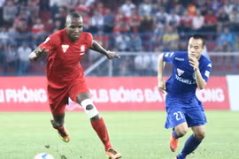 Stevens (áo đỏ) đang là quân bài chủ lực của Hải Phòng ở V-League. (Ảnh: Minh Chiến/Vietnam+)