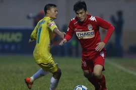 Công Vinh (trái) lập công, Bình Dương có thể tái ngộ Hà Nội T&T ở chung kết. (Ảnh: Minh Chiến/Vietnam+)