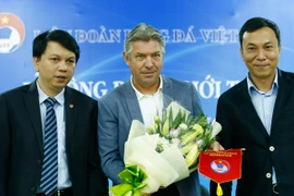 Ông Gede tự tin trong buổi ra mắt bóng đá Việt Nam. (Ảnh: Minh Chiến/Vietnam+)