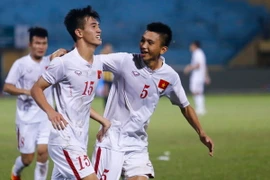 Tiến Linh (15) và Văn Hậu là chủ nhân hai trong số ba bàn thắng của U19 Việt Nam ở trận này. (Ảnh: Minh Chiến/Vietnam+)