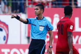 Trọng tài Malaysia nhận được phản hồi khá tốt sau trận đấu tại Lạch Tray. (Ảnh: Minh Chiến/Vietnam+)