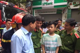 Chủ tịch Ủy ban nhân dân Thành phố Hà Nội Nguyễn Đức Chung trực tiếp có mặt chỉ đạo ở hiện trường. (Ảnh: PV/Vietnam+)