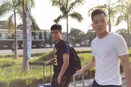 Trần Hữu Đông Triều (áo đen) và Lê Thanh Bình hội quân U22 Việt Nam. (Ảnh: Đỗ Đen/Vietnam+)