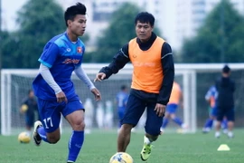 Hữu Thắng xếp mình vào đội da cam cùng Công Vinh, Huy Toàn, Huy Hùng... Trong khi đó, hai cầu thủ Hoàng Anh Gia Lai là Văn Thanh (áo xanh) cùng Văn Toàn ở đội còn lại. (Ảnh: Minh Chiến/Vietnam+)