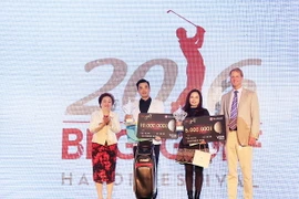 6,5 tỷ đồng tiền thưởng đã được trao tại giải golf BRG Hà Nội 2016. (Ảnh: Ban tổ chức cung cấp)