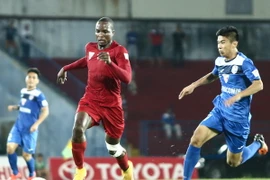 Stevens (áo đỏ) vắng mặt là tổn thất lớn cho Hải Phòng vì anh đã ghi 7 bàn từ đầu mùa. (Ảnh: Minh Chiến/Vietnam+)