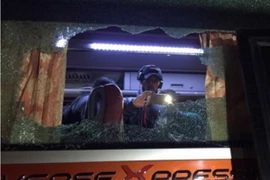 Cửa sổ xe cổ động viên Indonesia bị ném vỡ. (Ảnh: FourFourTwo)