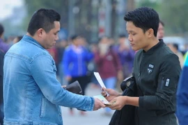 Mua bán vé “chợ đen” trận Việt Nam-Indonesia sáng nay (3/12) tại Mỹ Đình. (Ảnh: Minh Chiến/Vietnam+)