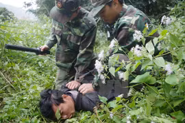 Một đối tượng bị bắt giữ trong vụ nghi đưa người qua biên giới. (Ảnh: Quang Duy/TTXVN)