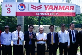 Quan chức Liên đoàn dự lễ ra mắt tên sân tập chính Yanmar Field. (Ảnh: Minh Chiến/Vietnam+)