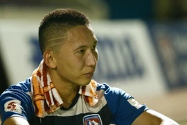 Nước mắt Nghiêm Xuân Tú là hình ảnh điển hình cho tâm trạng của cầu thủ Than Quảng Ninh sau trận thua Hà Nội T&T. (Ảnh: Minh Chiến/Vietnam+)