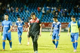 Sự thất vọng của thầy trò Than Quảng Ninh sau thất bại trước Hà Nội T&T trên sân nhà. (Ảnh: Minh Chiến/Vietnam+)