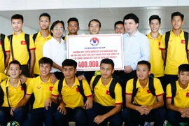 U16 Việt Nam chụp ảnh lưu niệm tại sân bay Nội Bài. Cũng tại đây, đội tuyển đã nhận thưởng 400 triệu đồng cho chiến tích lọt vào tứ kết Giải U16 châu Á 2016. (Ảnh: Minh Chiến/Vietnam+)