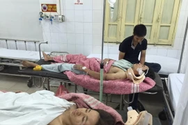 Hai trong số 4 bệnh nhân đang được cấp cứu ở Xanh Pôn. (Ảnh: PV/Vietnam+)