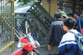 Cổng VFF bị xô đổ bởi một nhóm cổ động viên quá khích. (Ảnh: Thùy Minh/Vietnam+)