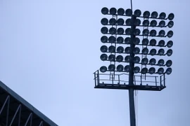 Những dàn đèn mất điện là nguyên nhân khiến ngày bế mạc giải U19 nữ quốc gia 2016 bị đình lại. (Ảnh: Minh Chiến/Vietnam+)