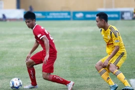 Viettel (áo đỏ) đã tiến rất gần tới “ngày về” V-League. (Ảnh: Minh Chiến/Vietnam+)