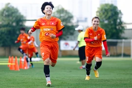 Tuyết Dung (trái) và đồng đội còn nhiều điểm yếu về thể lực, sức bền. (Ảnh: Minh Chiến/Vietnam+)