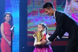 Cẩm Hiền làm cả hội trường ồ lên vì sự đáng yêu của mình trên bục nhận giải. (Ảnh: Minh Chiến/Vietnam+)