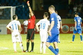 Thẻ đỏ của Thành Lương sẽ khiến Hà Nội T&T gặp nhiều khó khăn ở trận đấu tới. (Ảnh: Minh Chiến/Vietnam+)