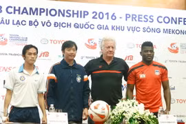 Huấn luyện viên hai đội SHB Đà Nẵng và Yadanarbon trong cuộc họp báo trước trận. (Ảnh: Minh Chiến/Vietnam+)