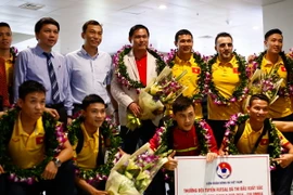 Phó Chủ tịch VFF Trần Quốc Tuấn (áo xanh) và Tổng thư ký Lê Hoài Anh (áo xanh, đeo cà vạt) trực tiếp ra đón tuyển Futsal Việt Nam trở về. (Ảnh: Minh Chiến/Vietnam+)
