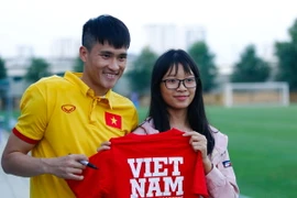 Sáng nay, các báo đồng loạt đưa tin đội trưởng tuyển Việt Nam Lê Công Vinh đã chấm dứt hợp đồng sớm một năm với “Gã nhà giàu” Becamex Bình Dương. (Ảnh: Minh Chiến/Vietnam+)