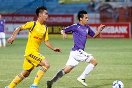 Văn Quyết (áo xanh) đang là một trong những cái tên giàu kinh nghiệm nhất của Hà Nội T&T. (Ảnh: Minh Chiến/Vietnam+)