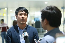 Hữu Thắng dẫn đầu đoàn đội tuyển Việt Nam trở về Hà Nội. (Ảnh: Hiếu Lương/Vietnam+)
