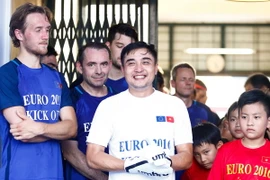 Cựu hậu vệ Thể Công Nguyễn Đức Thắng (áo trắng) xỏ găng làm thủ môn. (Ảnh: Hiếu Lương/Vietnam+)