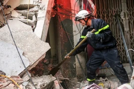 Đội cứu hộ đã phải đào bới từng viên gạch bằng tay không và các công cụ thô sơ. (Ảnh: Minh Sơn/Vietnam+)