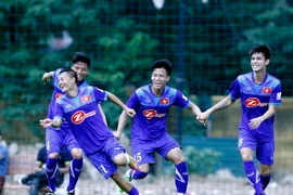Các tuyển thủ Việt Nam chơi trò đuổi bắt. Buổi tập đầu tiên của đội diễn ra khá vui vẻ, nhẹ nhàng và thoải mái. (Ảnh: Vi Khánh/Vietnam+)
