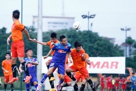 Tuyển Việt Nam (áo xanh) đã chơi không tốt trước những cầu thủ đàn em. (Ảnh: Minh Chiến/Vietnam+)