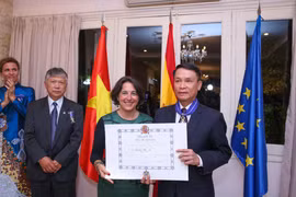 Ông Nguyễn Đức Lợi, Tổng giám đốc Thông tấn xã Việt Nam, Chủ tịch Hội Hữu nghị Việt Nam-Tây Ban Nha, đã vinh dự nhận Huân chương hạng Encomienda. (Ảnh: Minh Sơn/Vietnam+)