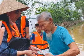 Thủy Tiên trao quà, tiền, nhu yếu phẩm tận tay người dân miền Trung. (Ảnh: NVCC)