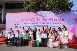 Ngày 6/12 tại Hà Nội đã diễn ra sự kiện 'Giấc mơ có thật'. Đây là một nghi lễ cưới của 46 cặp đôi người khuyết tật, có hoàn cảnh khó khăn. (Ảnh: Minh Sơn/Vietnam+)